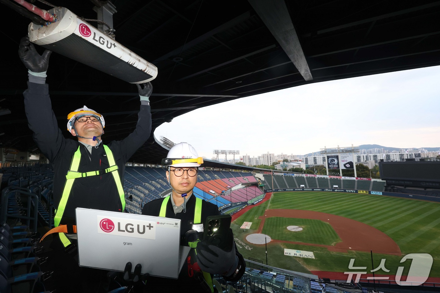 (서울=뉴스1) = LG유플러스는 서울 송파구 잠실야구장에서 열리는 '2026 프로야구 포스트시즌'을 앞두고 특별 통신망 점검을 실시했다고 14일 밝혔다.관중이 경기장을 찾을 것으 …