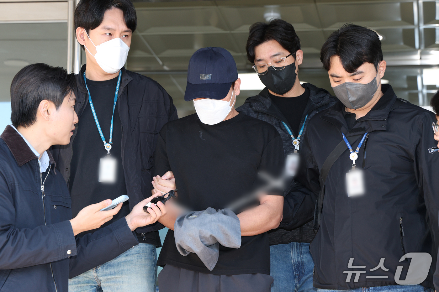 (용인=뉴스1) 김영운 기자 = 잠을 자지 않는다는 이유로 생후 2개월 딸을 폭행해 숨지게 한 40대 친부 A 씨가 14일 경기 용인시 처인구 용인동부경찰서에서 영장실질심사(구속 …