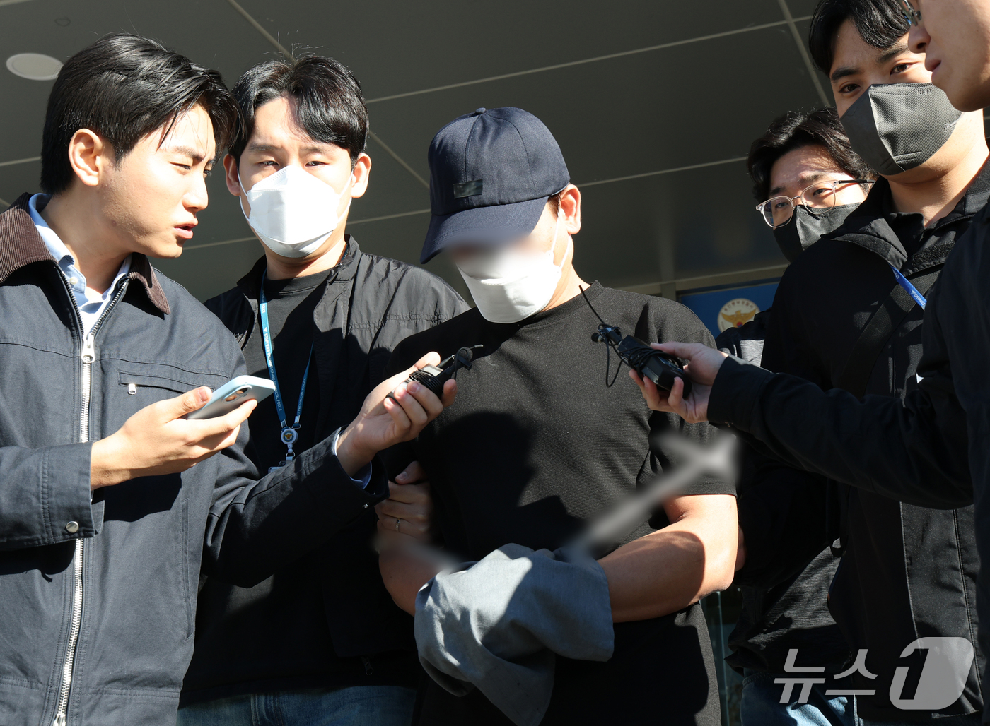 (용인=뉴스1) 김영운 기자 = 잠을 자지 않는다는 이유로 생후 2개월 딸을 폭행해 숨지게 한 40대 친부 A 씨가 14일 경기 용인시 처인구 용인동부경찰서에서 영장실질심사(구속 …