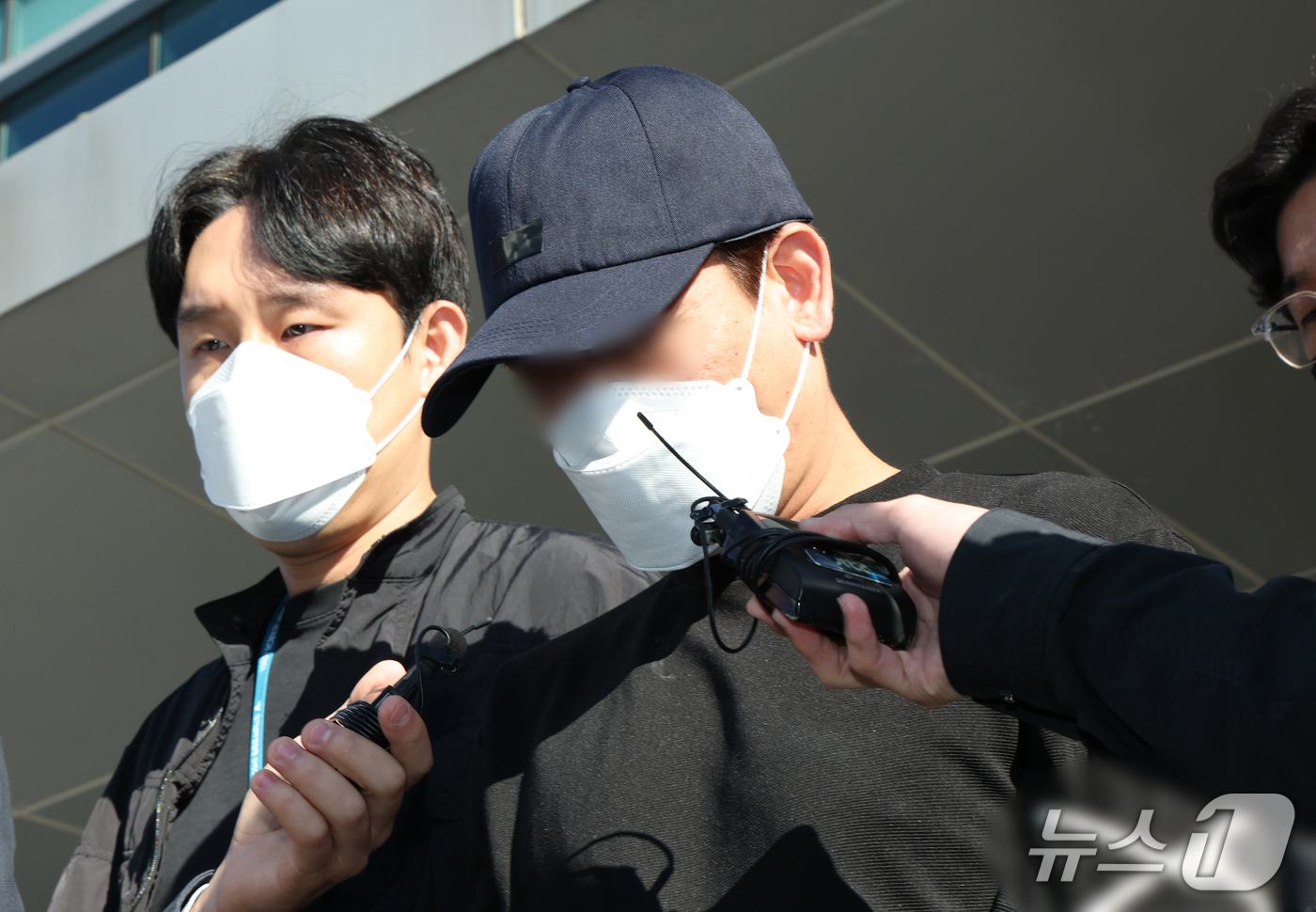 (용인=뉴스1) 김영운 기자 = 잠을 자지 않는다는 이유로 생후 2개월 딸을 폭행해 숨지게 한 40대 친부 A 씨가 14일 경기 용인시 처인구 용인동부경찰서에서 영장실질심사(구속 …