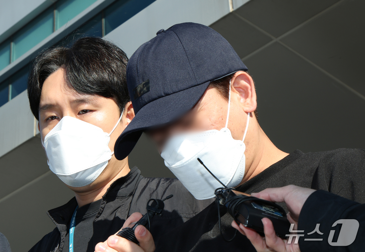 (용인=뉴스1) 김영운 기자 = 잠을 자지 않는다는 이유로 생후 2개월 딸을 폭행해 숨지게 한 40대 친부 A 씨가 14일 경기 용인시 처인구 용인동부경찰서에서 영장실질심사(구속 …