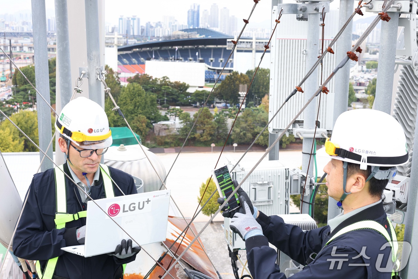 (서울=뉴스1) = LG유플러스는 서울 송파구 잠실야구장에서 열리는 '2026 프로야구 포스트시즌'을 앞두고 특별 통신망 점검을 실시했다고 14일 밝혔다.관중이 경기장을 찾을 것으 …