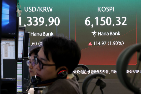 삼성전자·SK하이닉스, 폭락 이튿날 2~3% 반등 출발[핫종목]