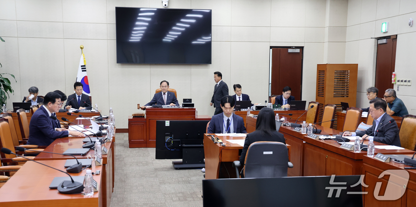 (서울=뉴스1) 황기선 기자 = 임종득 국방위 법률안심사소위원장이 14일 오전 서울 여의도 국회에서 열린 국방위원회 법률안심사소위원회를 주재하고 있다.이날 회의에서는 이재명 정부의 …
