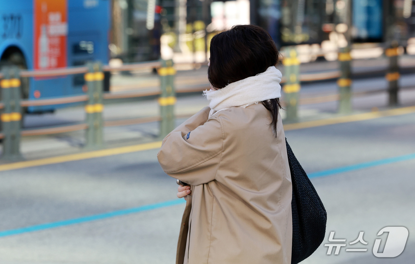 (서울=뉴스1) 이호윤 기자 = 서울 아침 기온이 10도 아래로 떨어진 14일 서울 종로구 세종대로사거리에서 한 시민이 발걸음을 옮기고 있다. 2026.10.14/뉴스1