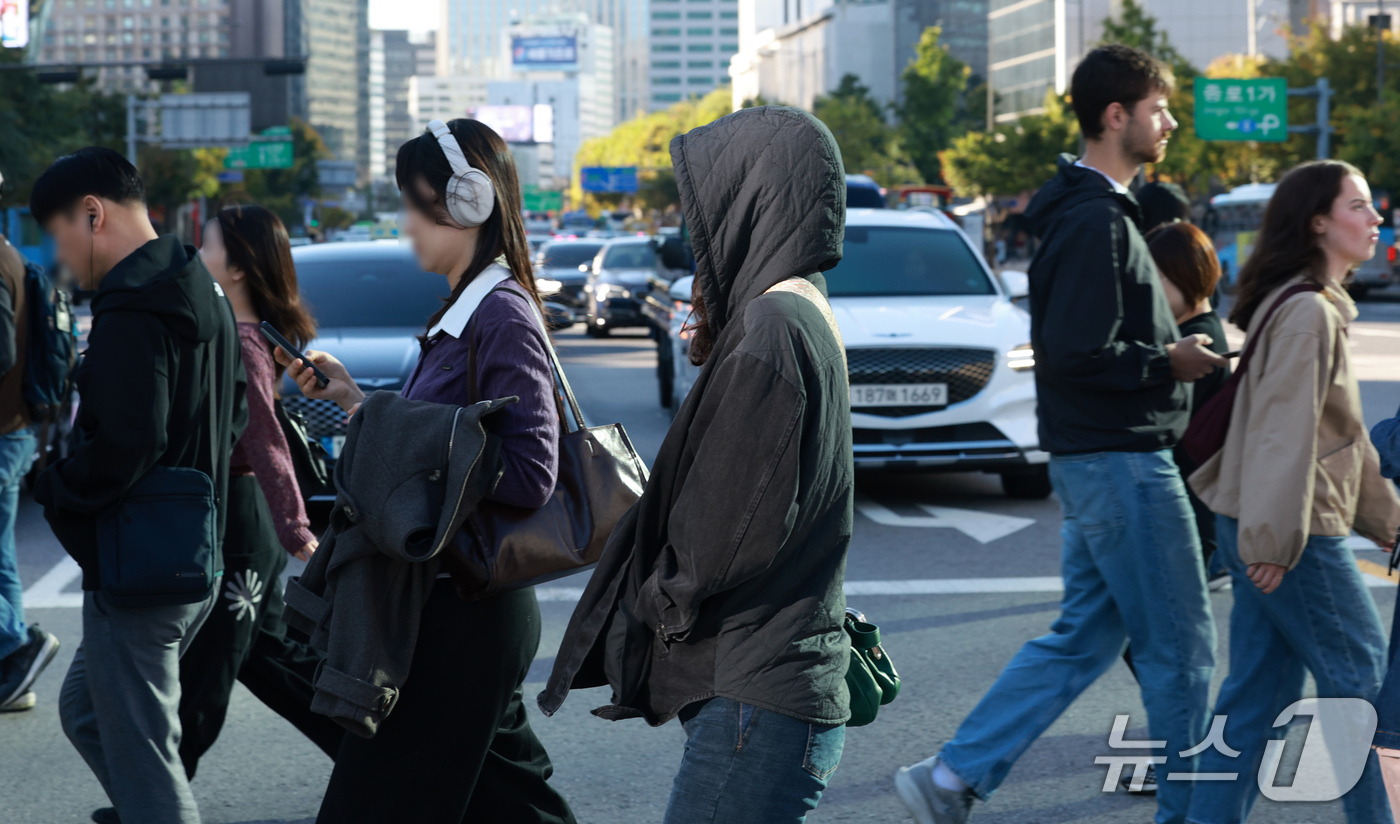 (서울=뉴스1) 이호윤 기자 = 서울 아침 기온이 10도 아래로 떨어진 14일 서울 종로구 세종대로사거리에서 시민들이 발걸음을 옮기고 있다. 2026.10.14/뉴스1