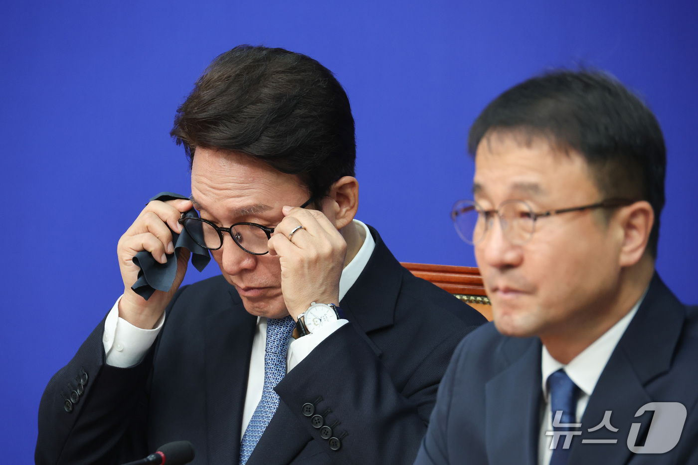 (서울=뉴스1) 신웅수 기자 = 김민석 더불어민주당 대표가 14일 서울 여의도 국회에서 열린 최고위원회의에서 안경을 고쳐쓰고 있다. 2026.10.14/뉴스1