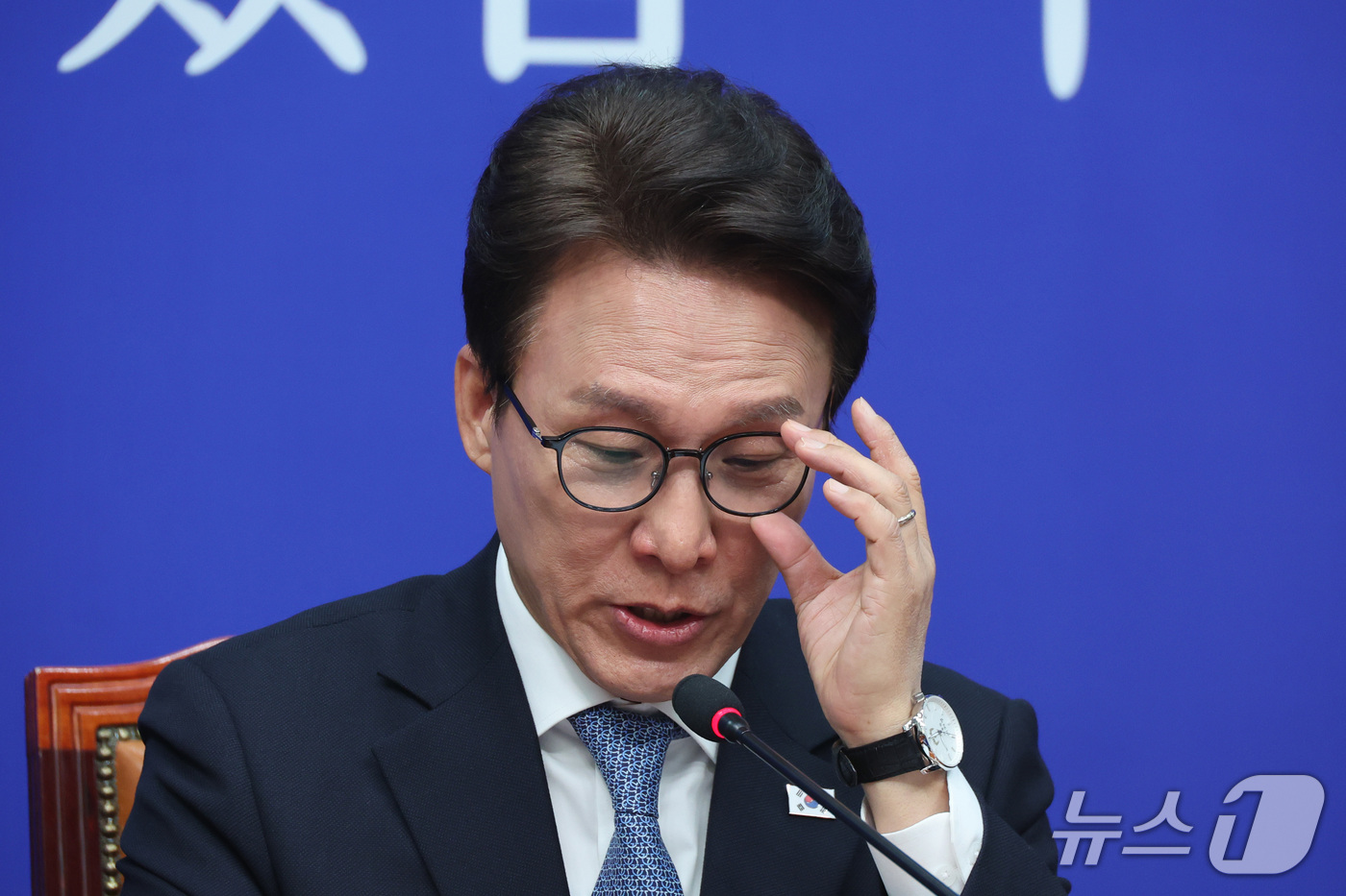 (서울=뉴스1) 신웅수 기자 = 김민석 더불어민주당 대표가 14일 서울 여의도 국회에서 열린 최고위원회의에서 안경을 고쳐쓰고 있다. 2026.10.14/뉴스1