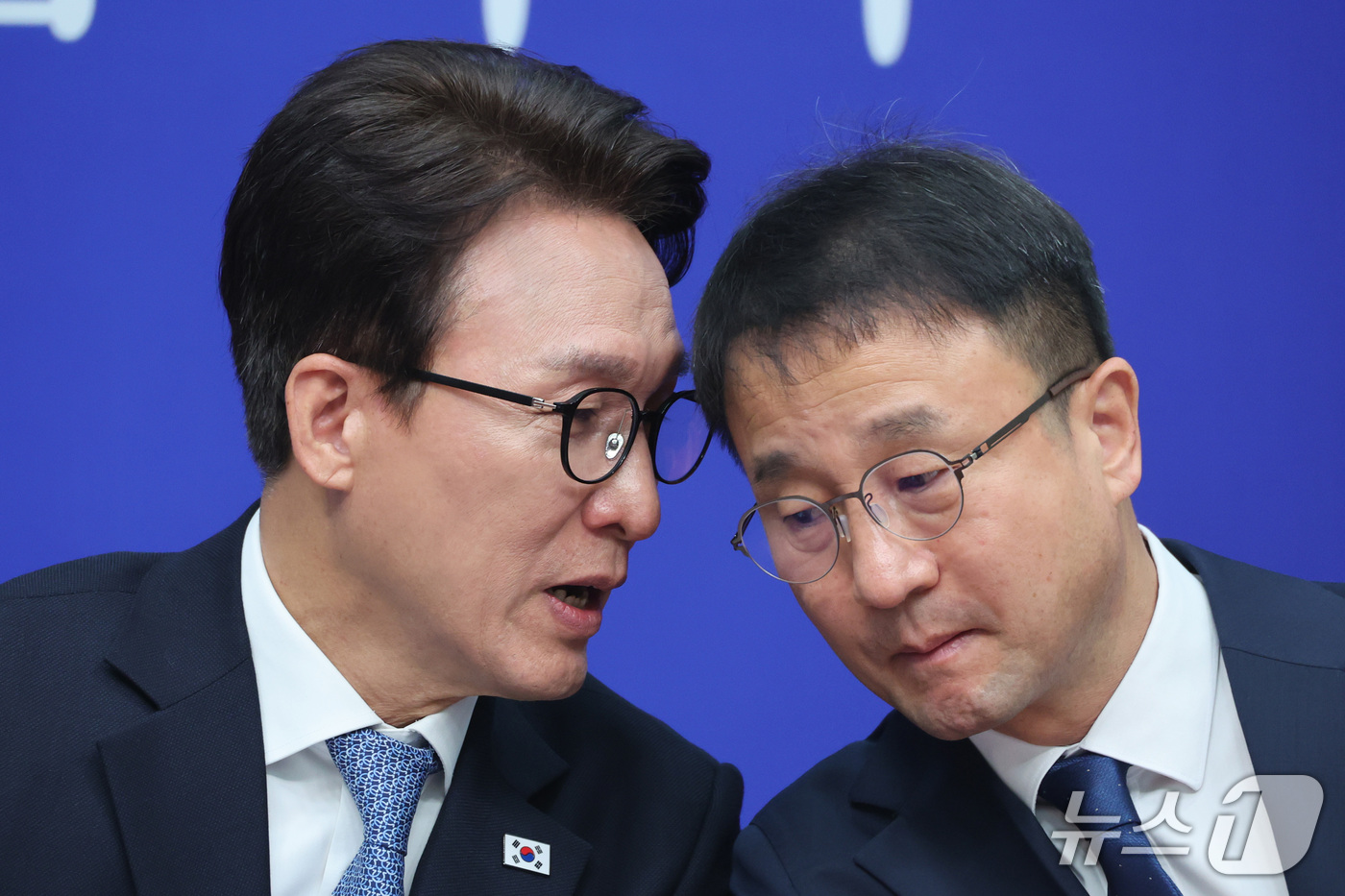 (서울=뉴스1) 신웅수 기자 = 김민석 더불어민주당 대표와 한병도 원내대표가 14일 서울 여의도 국회에서 열린 최고위원회의에서 대화하고 있다. 2026.10.14/뉴스1