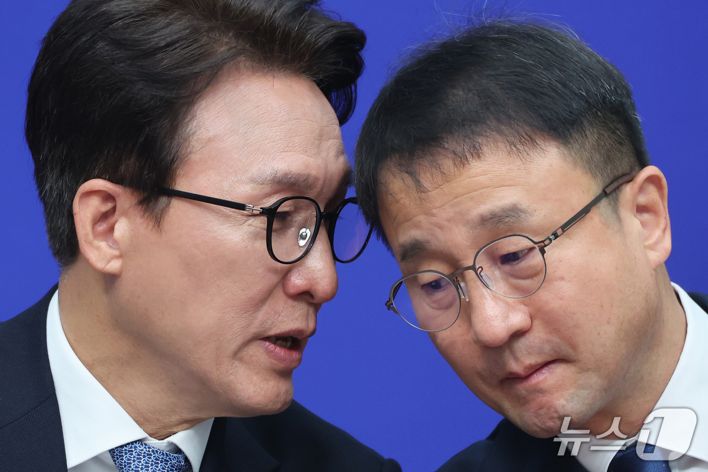 (서울=뉴스1) 신웅수 기자 = 김민석 더불어민주당 대표와 한병도 원내대표가 14일 서울 여의도 국회에서 열린 최고위원회의에서 대화하고 있다. 2026.10.14/뉴스1