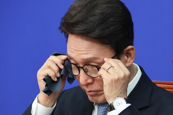 생각 잠긴 김민석 대표