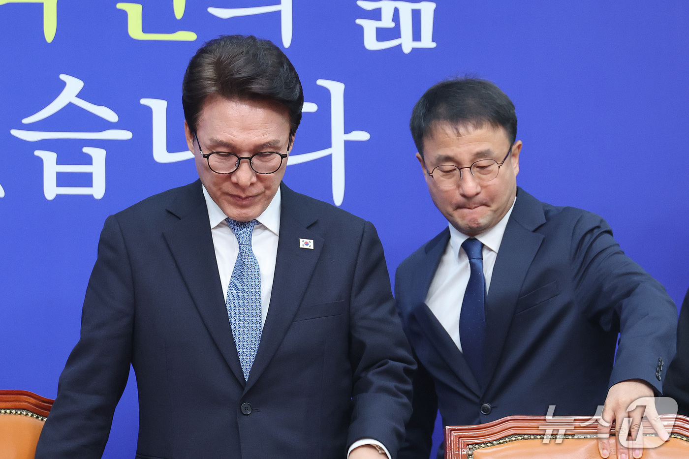 (서울=뉴스1) 신웅수 기자 = 김민석 더불어민주당 대표와 한병도 원내대표가 14일 서울 여의도 국회에서 열린 최고위원회의에 참석하고 있다. 2026.10.14/뉴스1