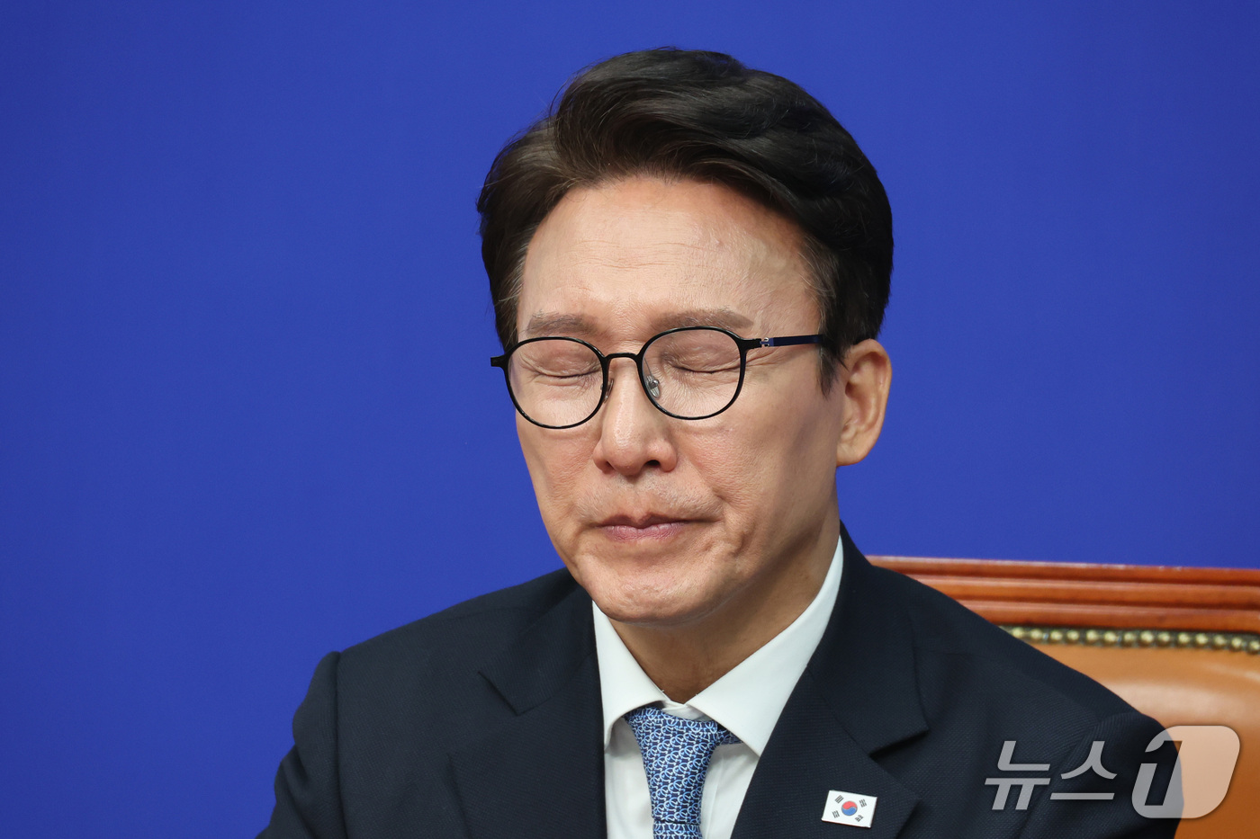 (서울=뉴스1) 신웅수 기자 = 김민석 더불어민주당 대표가 14일 서울 여의도 국회에서 열린 최고위원회의에서 생각에 잠겨 있다. 2026.10.14/뉴스1