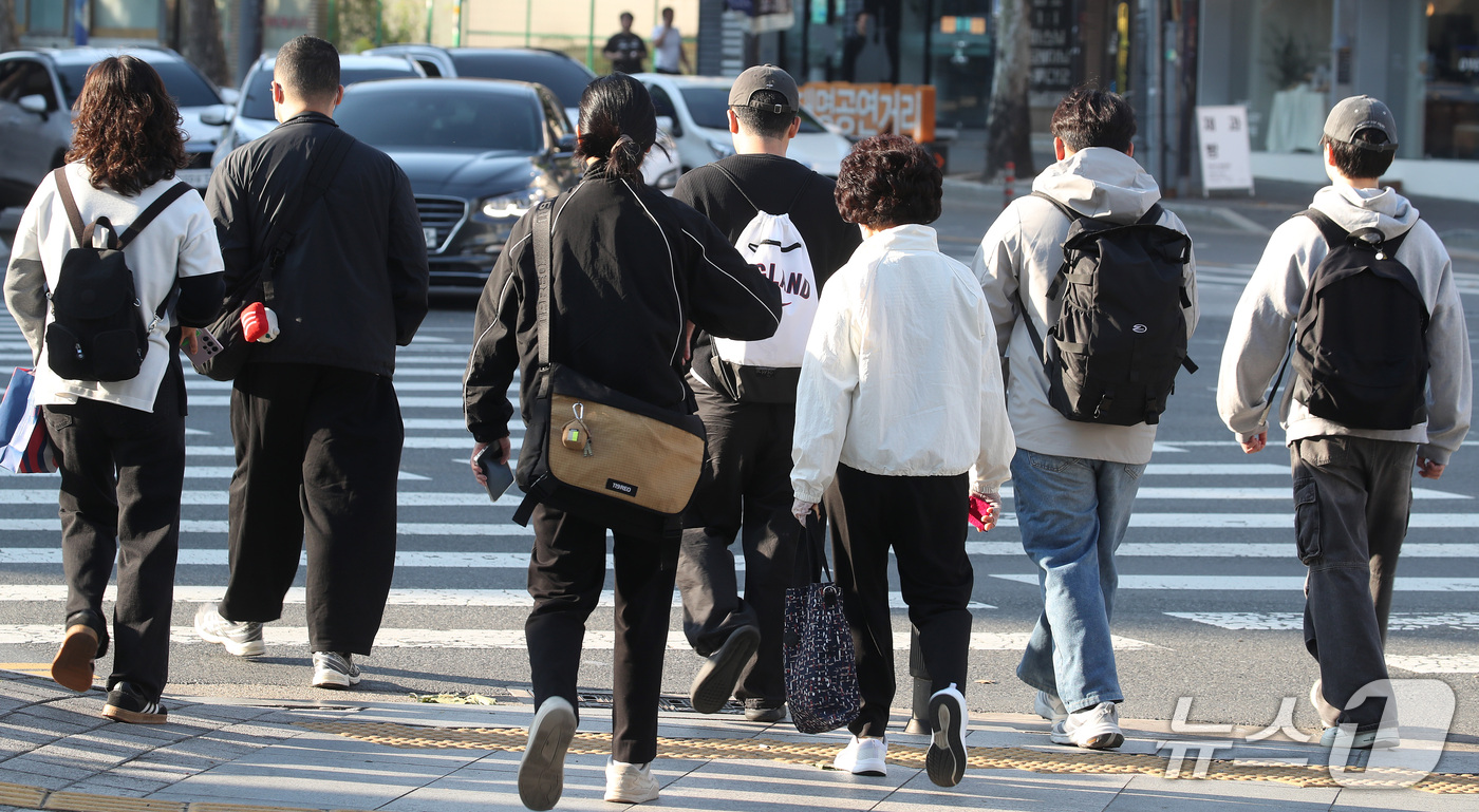 (대구=뉴스1) 공정식 기자 = 전날 내린 비가 그치고 기온이 크게 내려간 14일 오전 대구 중구 계명네거리에서 긴팔옷을 챙겨입은 시민들이 발걸음을 재촉하고 있다. 2026.10. …