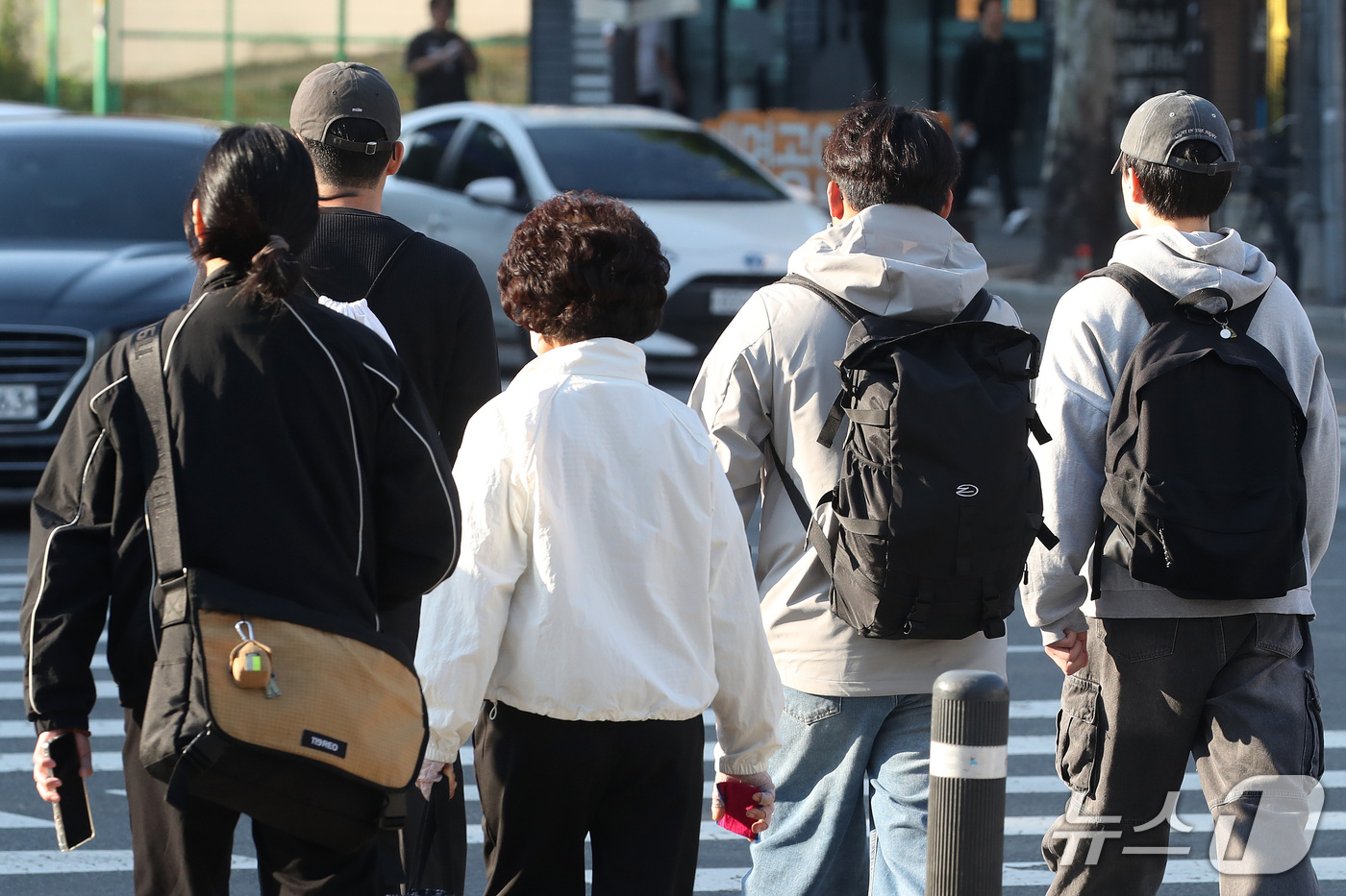 (대구=뉴스1) 공정식 기자 = 전날 내린 비가 그치고 기온이 크게 내려간 14일 오전 대구 중구 계명네거리에서 긴팔옷을 챙겨입은 시민들이 발걸음을 재촉하고 있다. 2026.10. …