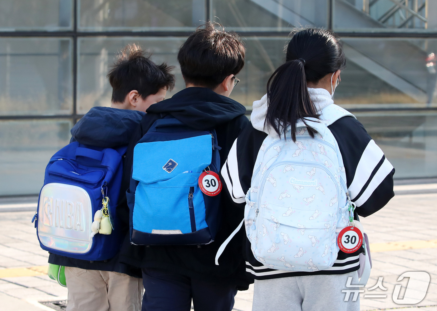 (대구=뉴스1) 공정식 기자 = 전날 내린 비가 그치고 기온이 크게 내려간 14일 오전 대구 중구 계명네거리에서 긴팔옷을 챙겨입은 초등학생들이 등굣길 발걸음을 재촉하고 있다. 책가 …