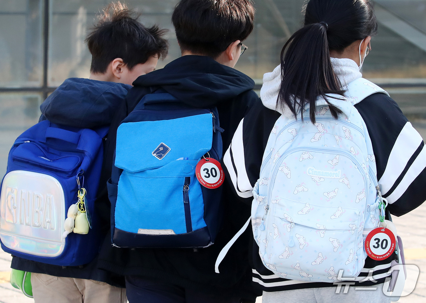 (대구=뉴스1) 공정식 기자 = 전날 내린 비가 그치고 기온이 크게 내려간 14일 오전 대구 중구 계명네거리에서 긴팔옷을 챙겨입은 초등학생들이 등굣길 발걸음을 재촉하고 있다. 책가 …
