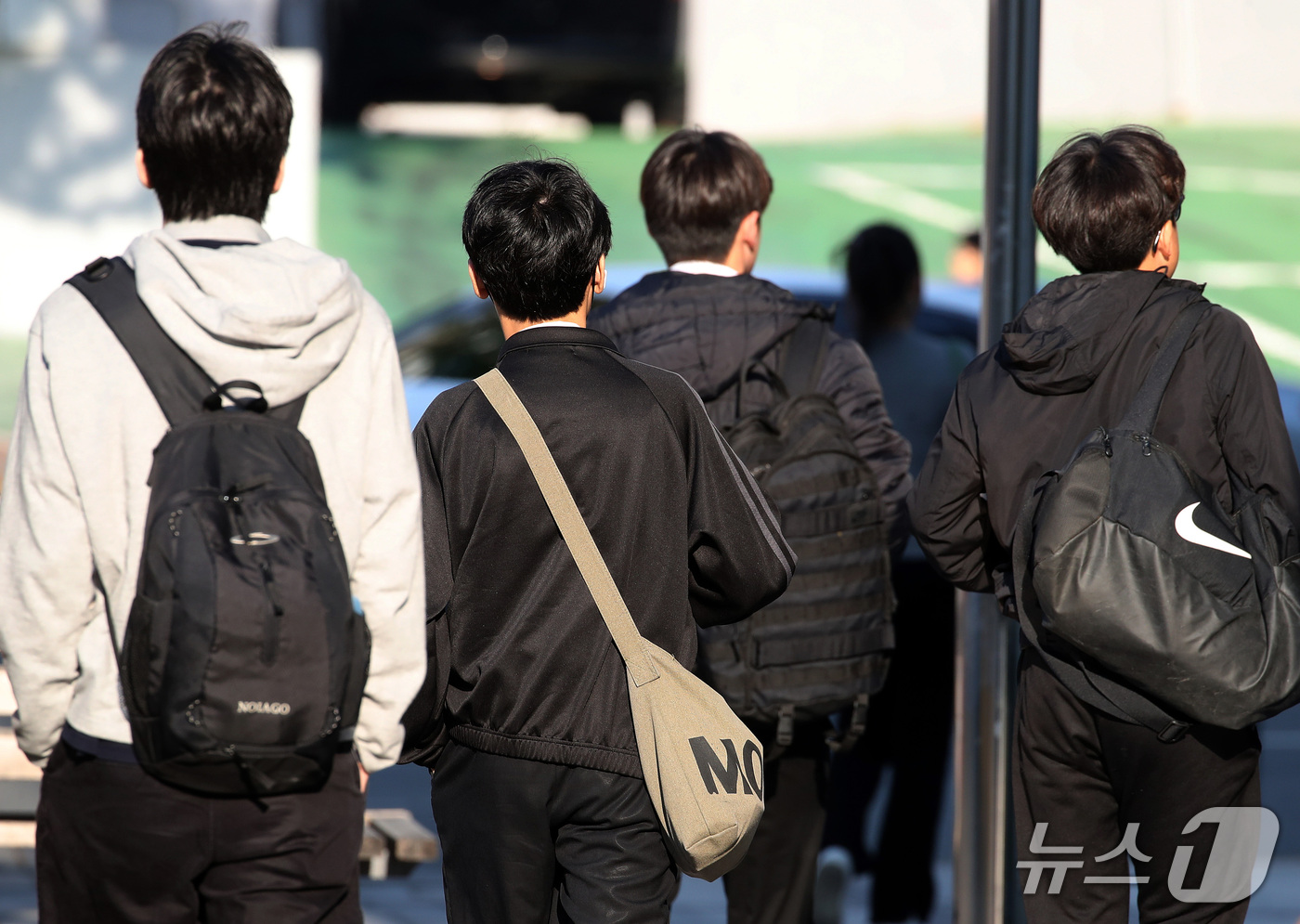 (대구=뉴스1) 공정식 기자 = 전날 내린 비가 그치고 기온이 크게 내려간 14일 오전 대구 중구 계명네거리에서 긴팔옷을 챙겨입은 학생들이 등굣길 발걸음을 재촉하고 있다. 2026 …
