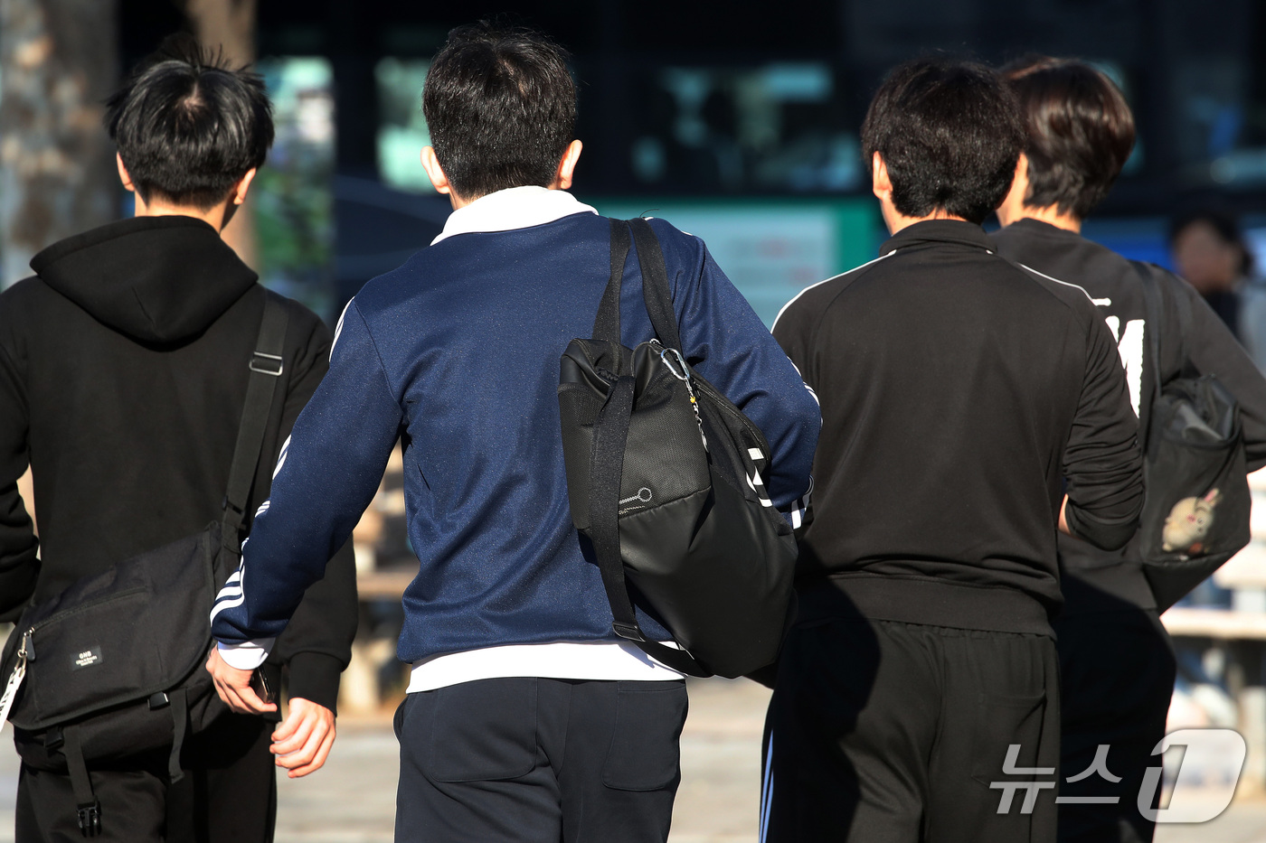 (대구=뉴스1) 공정식 기자 = 전날 내린 비가 그치고 기온이 크게 내려간 14일 오전 대구 중구 계명네거리에서 긴팔옷을 챙겨입은 학생들이 등굣길 발걸음을 재촉하고 있다. 2026 …