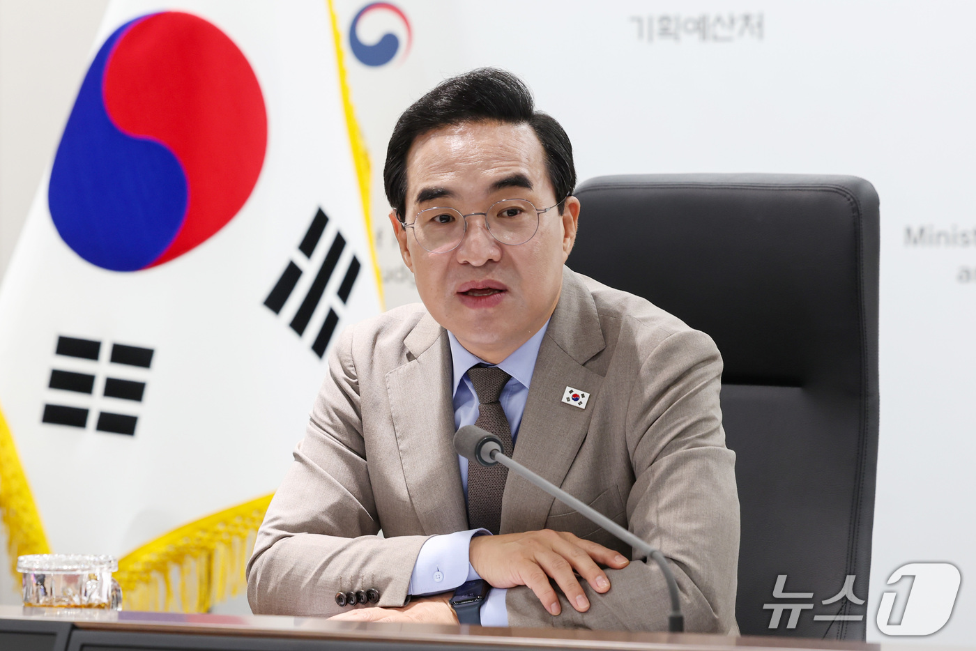(서울=뉴스1) = 박홍근 기획예산처 장관이 14일 오전 정부세종청사 5동 대회의실에서 열린 '제10차 기획예산처 확대간부회의'를 주재하고 있다. (기획예산처 제공. 재판매 및 D …