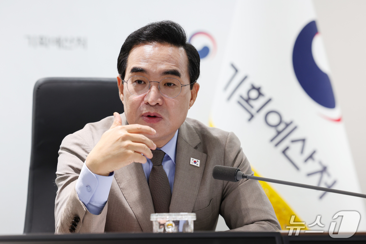 (서울=뉴스1) = 박홍근 기획예산처 장관이 14일 오전 정부세종청사 5동 대회의실에서 열린 '제10차 기획예산처 확대간부회의'에서 모두발언을 하고 있다. (기획예산처 제공. 재판 …