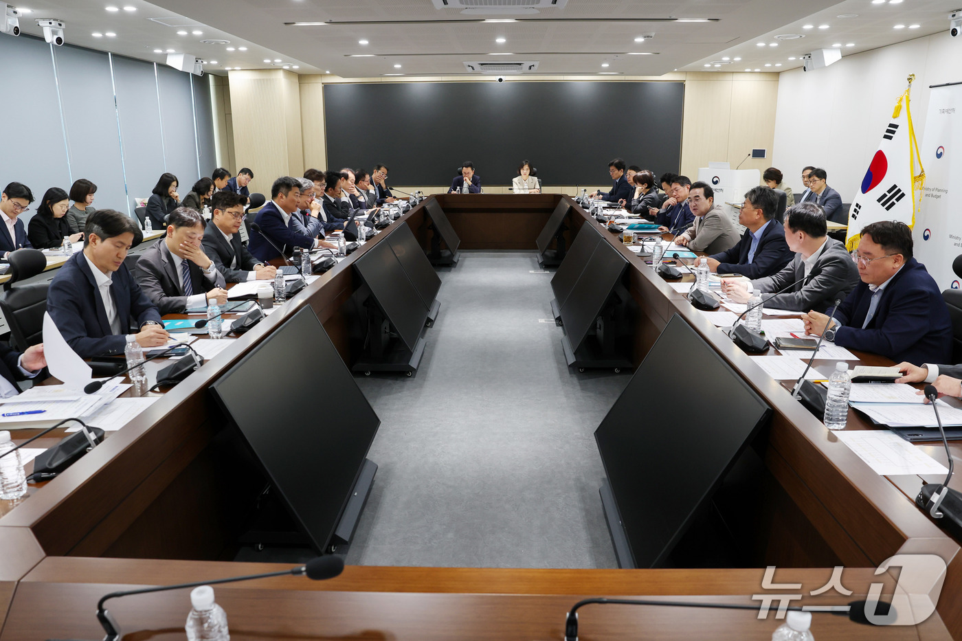 (서울=뉴스1) = 박홍근 기획예산처 장관이 14일 오전 정부세종청사 5동 대회의실에서 열린 '제10차 기획예산처 확대간부회의'를 주재하고 있다. (기획예산처 제공. 재판매 및 D …