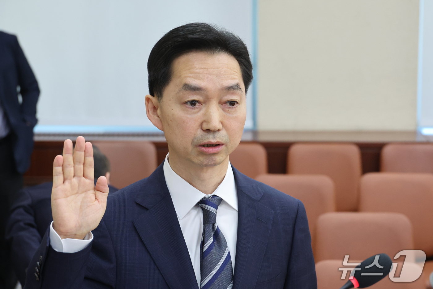 (서울=뉴스1) 신웅수 기자 = 김지용 중대범죄수사청장 후보자가 14일 서울 여의도 국회에서 열린 행정안전위원회 인사청문회에서 증인 선서를 하고 있다. 2026.10.14/뉴스1