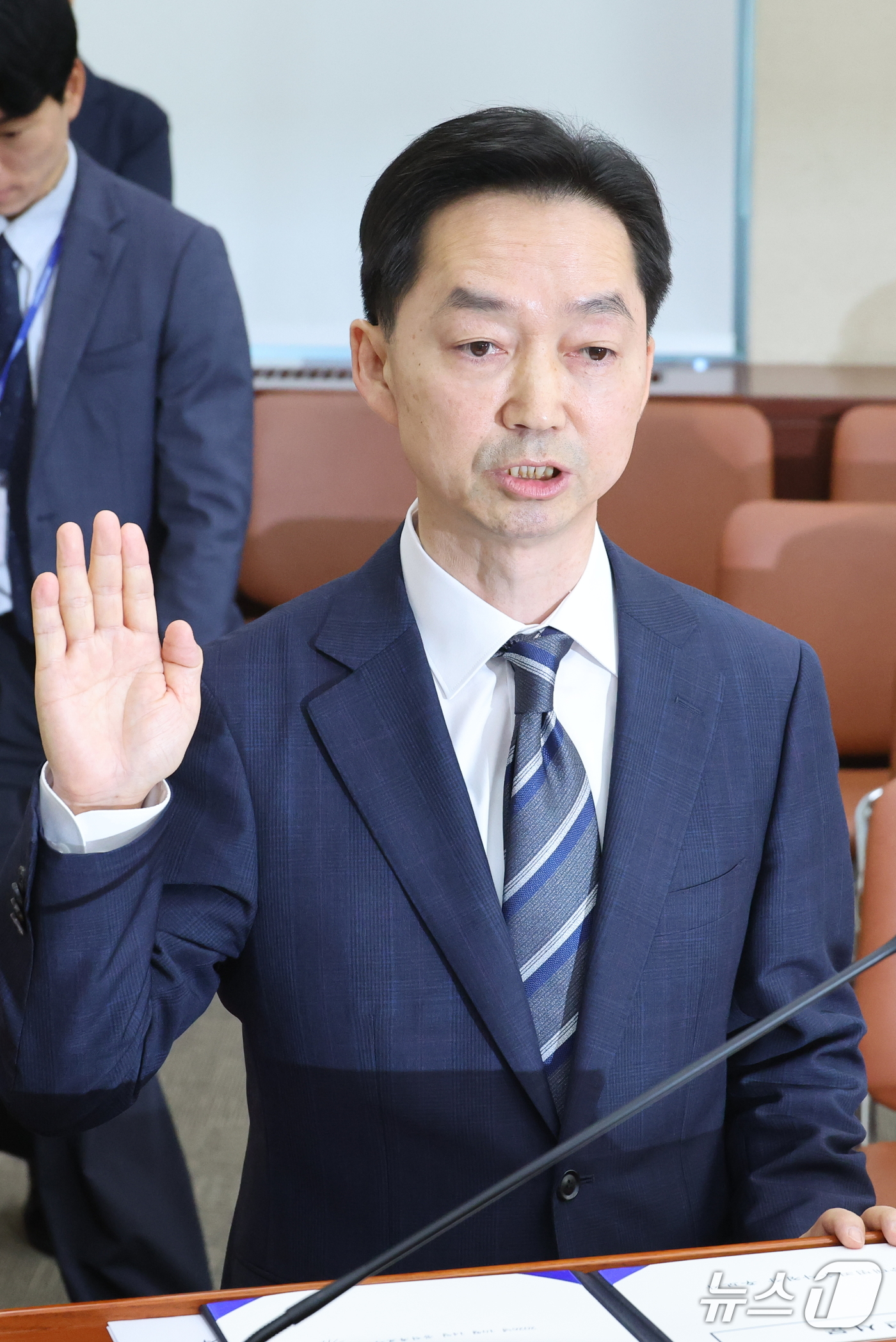 (서울=뉴스1) 신웅수 기자 = 김지용 중대범죄수사청장 후보자가 14일 서울 여의도 국회에서 열린 행정안전위원회 인사청문회에서 증인 선서를 하고 있다. 2026.10.14/뉴스1