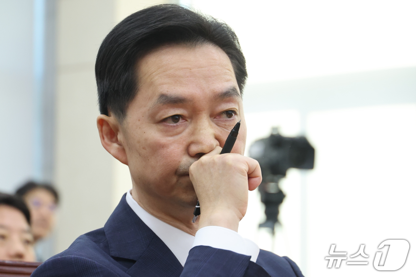 (서울=뉴스1) 신웅수 기자 = 김지용 중대범죄수사청장 후보자가 14일 서울 여의도 국회에서 열린 행정안전위원회 인사청문회에서 생각에 잠겨 있다. 2026.10.14/뉴스1