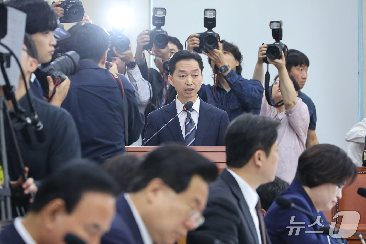본문 이미지 - 김지용 중대범죄수사청장 후보자가 14일 서울 여의도 국회에서 열린 행정안전위원회 인사청문회에서 인사말을 하고 있다. 2026.10.14 ⓒ 뉴스1 신웅수 기자