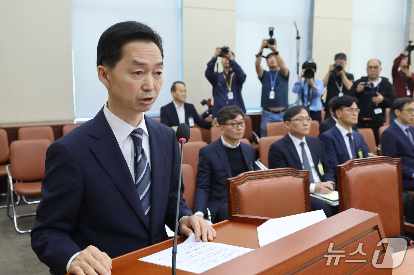 본문 이미지 - 김지용 중대범죄수사청장 후보자가 14일 서울 여의도 국회에서 열린 행정안전위원회 인사청문회에서 인사말을 하고 있다. 2026.10.14 ⓒ 뉴스1 신웅수 기자