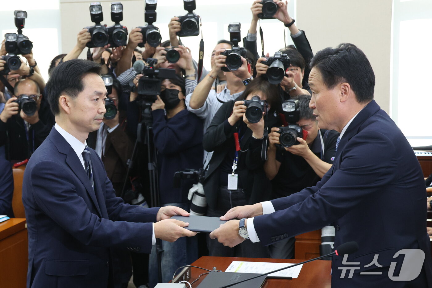 본문 이미지 - 김지용 중대범죄수사청장 후보자가 14일 서울 여의도 국회에서 열린 행정안전위원회 인사청문회에서 증인 선서 후 선서문을 제출하고 있다. 2026.10.14 ⓒ 뉴스1 신웅수 기자