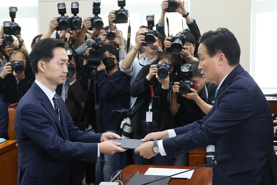 인사청문회 증인선서문 제출하는 김지용 중수청장 후보자