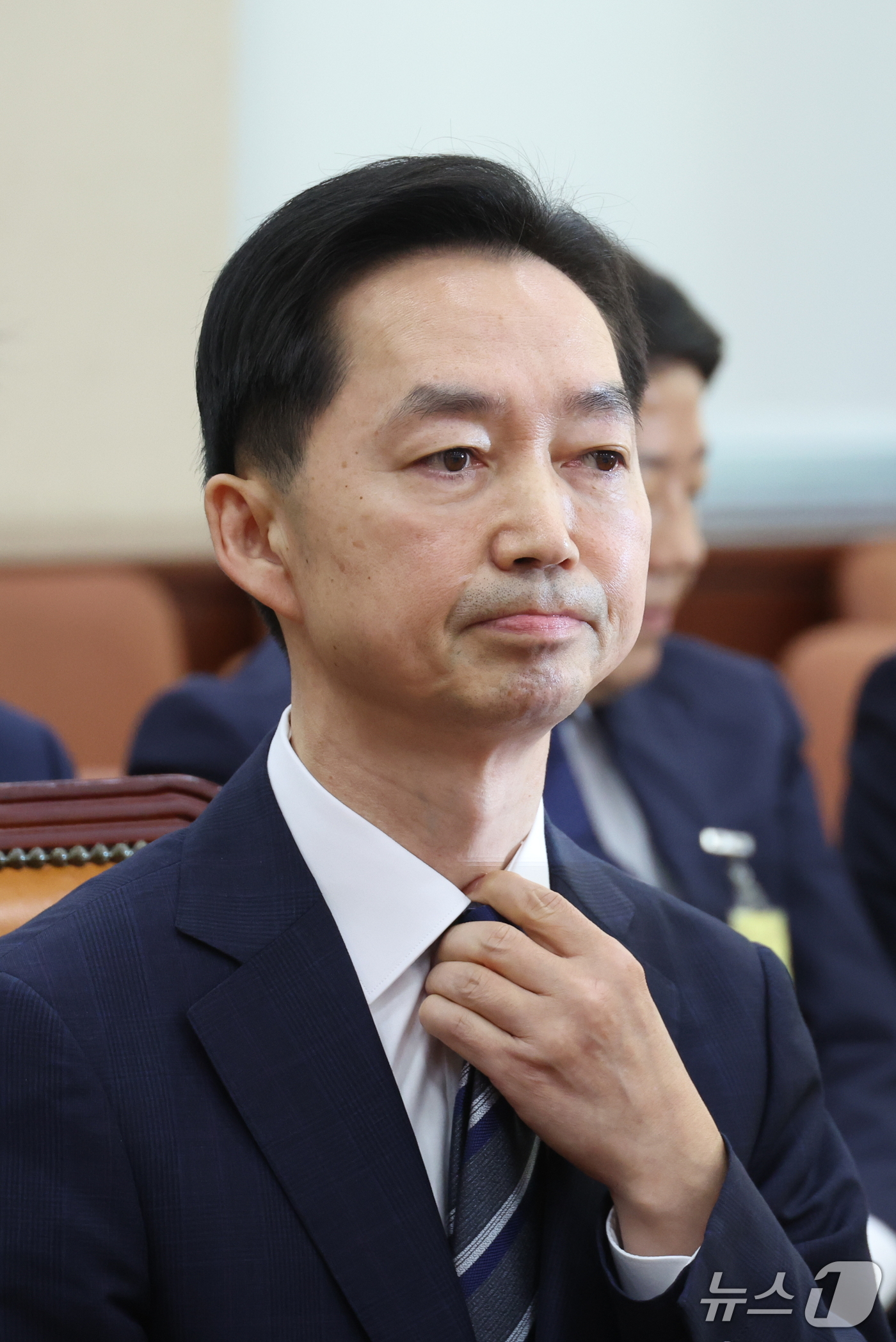 (서울=뉴스1) 신웅수 기자 = 김지용 중대범죄수사청장 후보자가 14일 서울 여의도 국회에서 열린 행정안전위원회 인사청문회에서 넥타이를 고쳐매고  있다. 2026.10.14/뉴스1 …