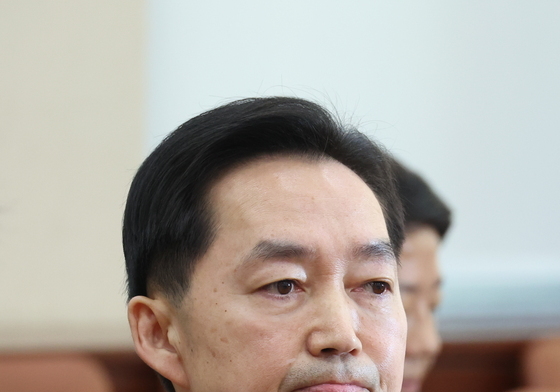 넥타이 고쳐매는 김지용 후보자