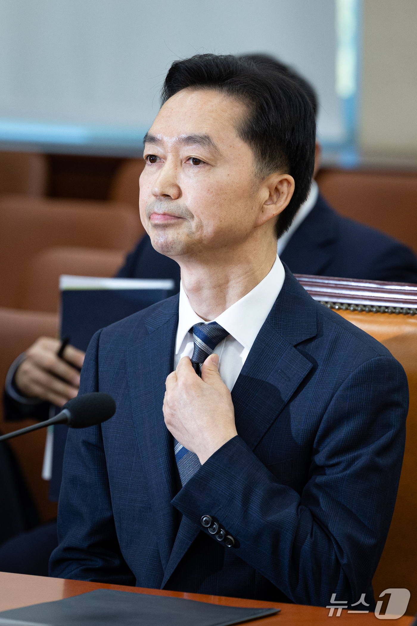 (서울=뉴스1) 유승관 기자 = 김지용 초대 중대범죄수사청장 후보자가 14일 서울 여의도 국회에서 열린 인사청문회에 출석해 넥타이를 고쳐 매고 있다. 2026.10.14/뉴스1