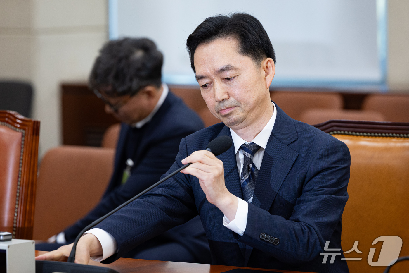 (서울=뉴스1) 유승관 기자 = 김지용 초대 중대범죄수사청장 후보자가 14일 서울 여의도 국회에서 열린 인사청문회에 출석해 마이크를 확인하고 있다. 2026.10.14/뉴스1