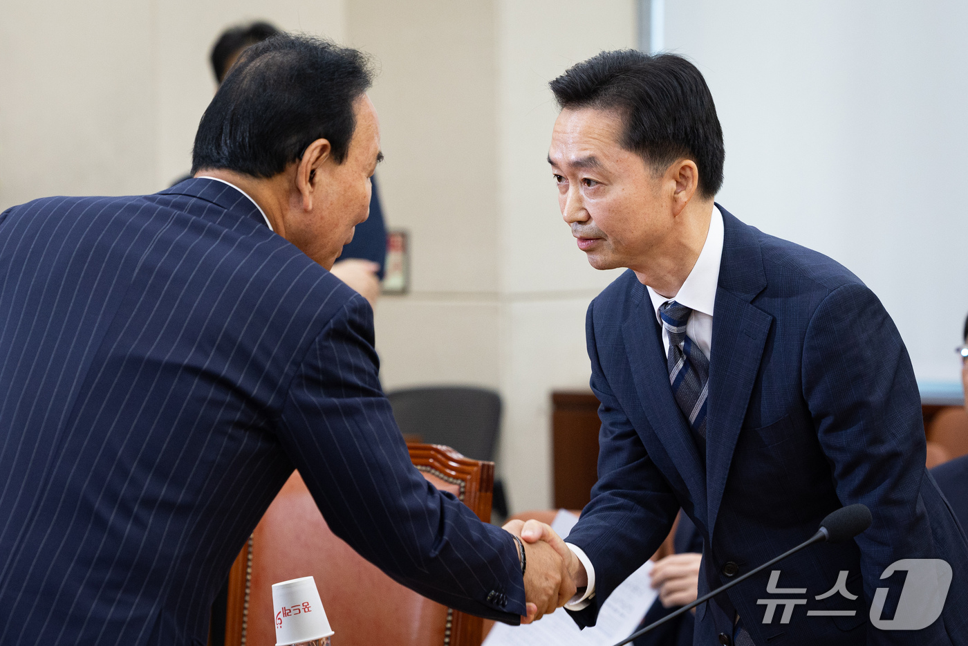 (서울=뉴스1) 유승관 기자 = 김지용 초대 중대범죄수사청장 후보자가 14일 서울 여의도 국회에서 열린 인사청문회에 출석해 박덕흠 국회부의장과 인사하고 있다. 2026.10.14/ …