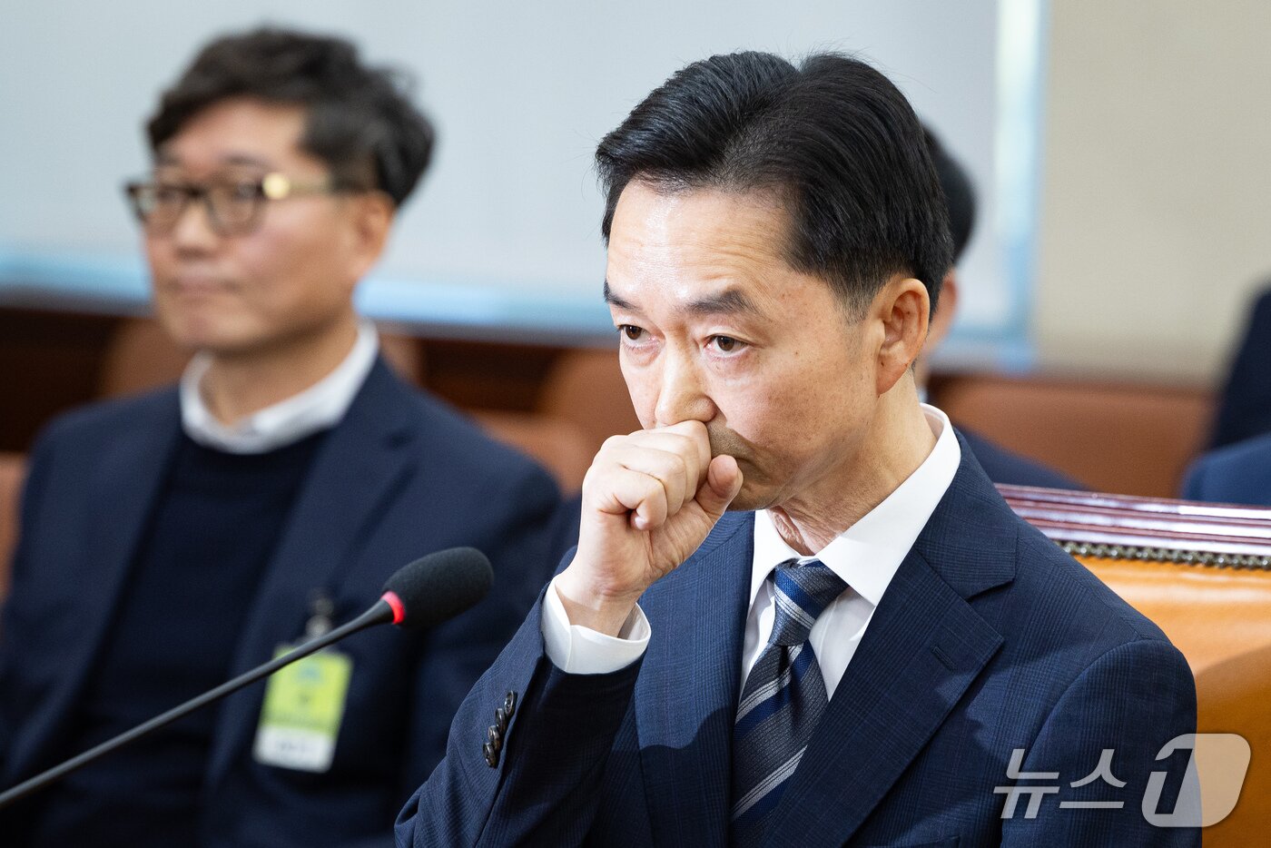 본문 이미지 - 김지용 초대 중대범죄수사청장 후보자가 14일 서울 여의도 국회에서 열린 인사청문회에 기침하고 있다. 2026.10.14 ⓒ 뉴스1 유승관 기자