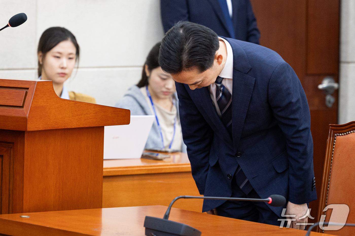(서울=뉴스1) 유승관 기자 = 김지용 초대 중대범죄수사청장 후보자가 14일 서울 여의도 국회에서 열린 인사청문회에 출석해 선서에 앞서 고개 숙여 인사하고 있다. 2026.10.1 …