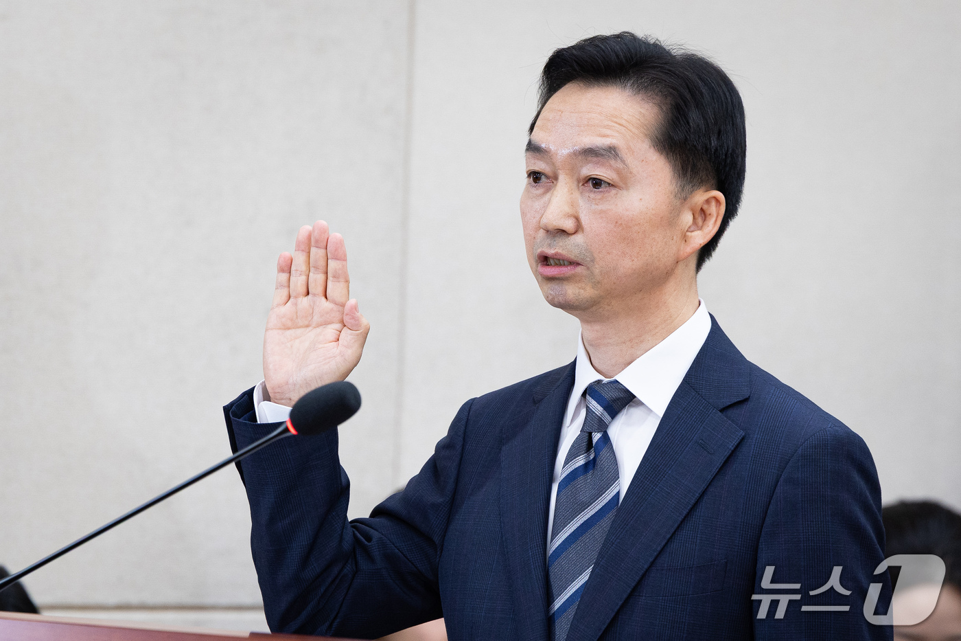 (서울=뉴스1) 유승관 기자 = 김지용 초대 중대범죄수사청장 후보자가 14일 서울 여의도 국회에서 열린 인사청문회에 출석해 선서하고 있다. 2026.10.14/뉴스1