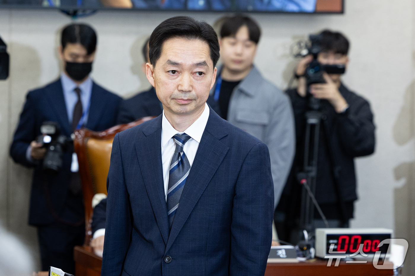 (서울=뉴스1) 유승관 기자 = 김지용 초대 중대범죄수사청장 후보자가 14일 서울 여의도 국회에서 열린 인사청문회에 출석해 선서문을 김영진 행정안전위원장에게 전달한 후 자리로 이동 …