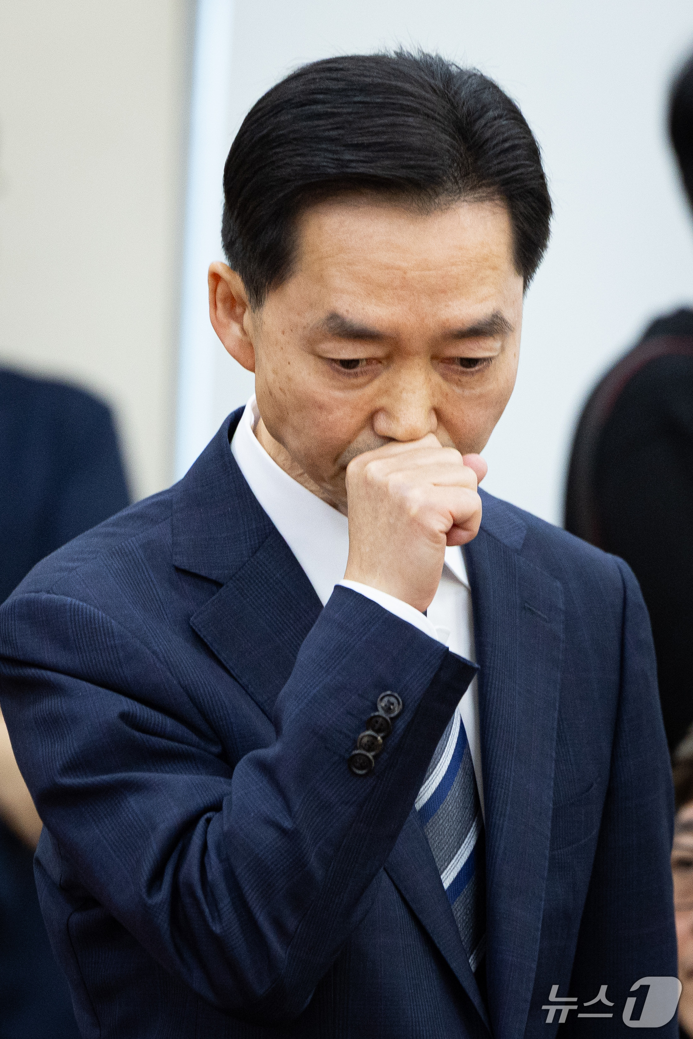 (서울=뉴스1) 유승관 기자 = 김지용 초대 중대범죄수사청장 후보자가 14일 서울 여의도 국회에서 열린 인사청문회에 출석해 선서문을 김영진 행정안전위원장에게 전달한 후 자리로 이동 …