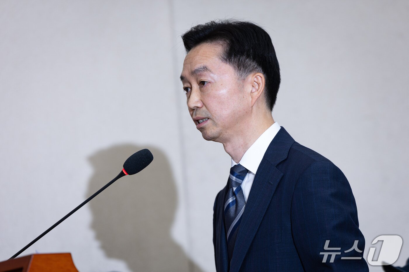 본문 이미지 - 김지용 초대 중대범죄수사청장 후보자가 14일 서울 여의도 국회에서 열린 인사청문회에 출석해 발언하고 있다. 2026.10.14 ⓒ 뉴스1 유승관 기자