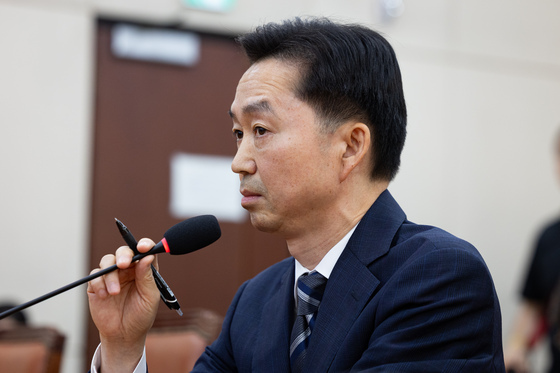 의사진행 발언 듣는 김지용 중수청장 후보자