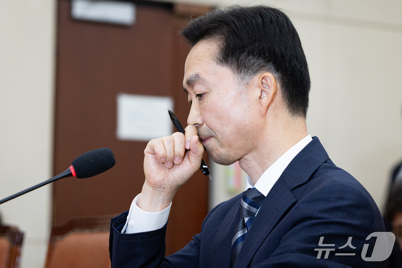 (서울=뉴스1) 유승관 기자 = 김지용 초대 중대범죄수사청장 후보자가 14일 서울 여의도 국회에서 열린 인사청문회에 출석해 의원들의 자료제출 요구 및 의사진행 발언을 듣고 있다. …