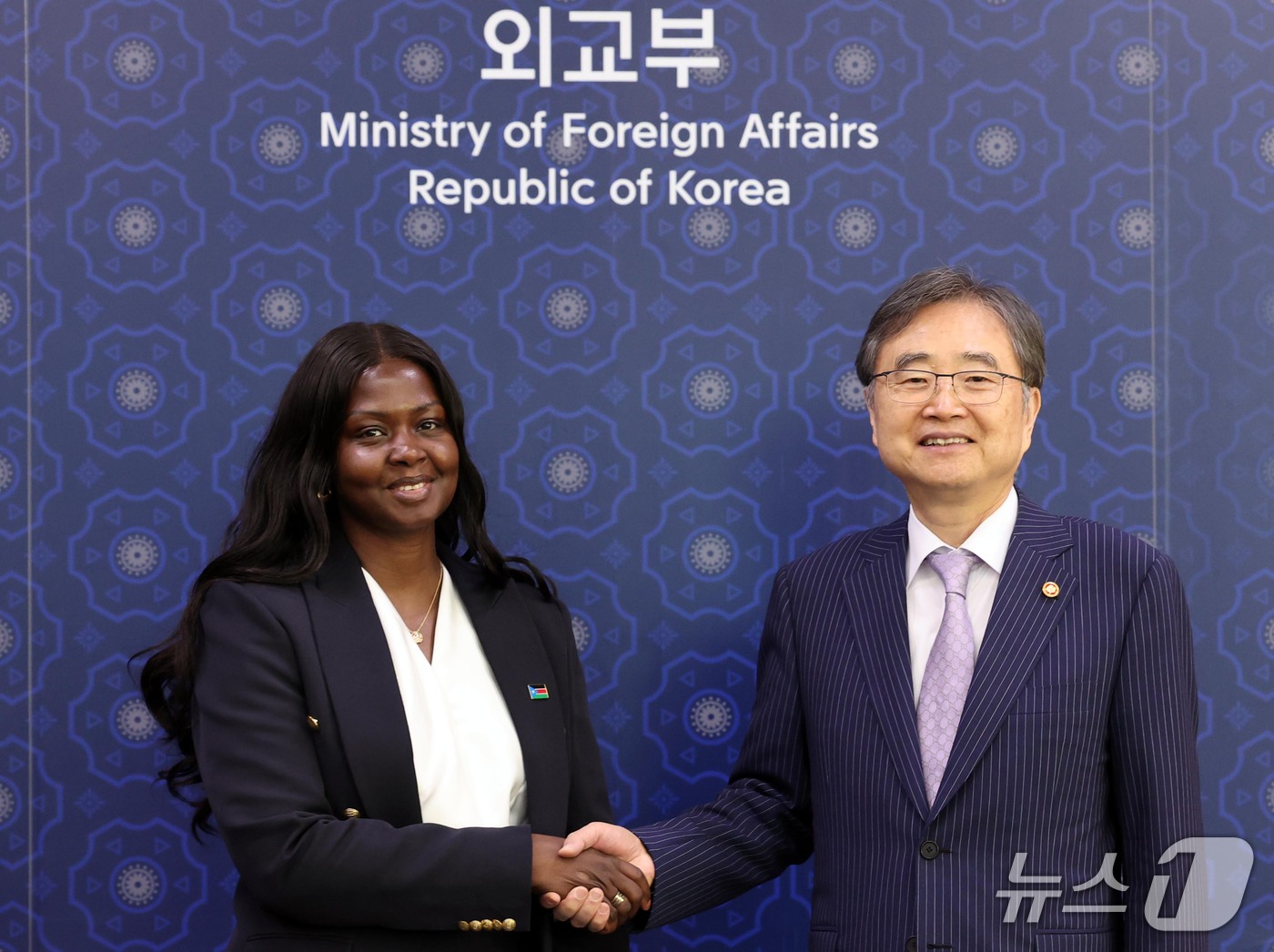 (서울=뉴스1) 이종덕 기자 = 조현 외교부 장관이 14일 서울 종로구 정부서울청사에서 아둣 살바 키르 남수단 대통령 특사를 접견하고 있다. 2026.10.14/뉴스1