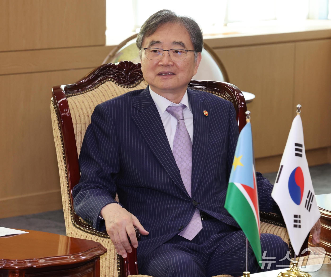 (서울=뉴스1) 이종덕 기자 = 조현 외교부 장관이 14일 서울 종로구 정부서울청사에서 아둣 살바 키르 남수단 대통령 특사를 접견하며 인사말을 하고 있다. 2026.10.14/뉴스 …