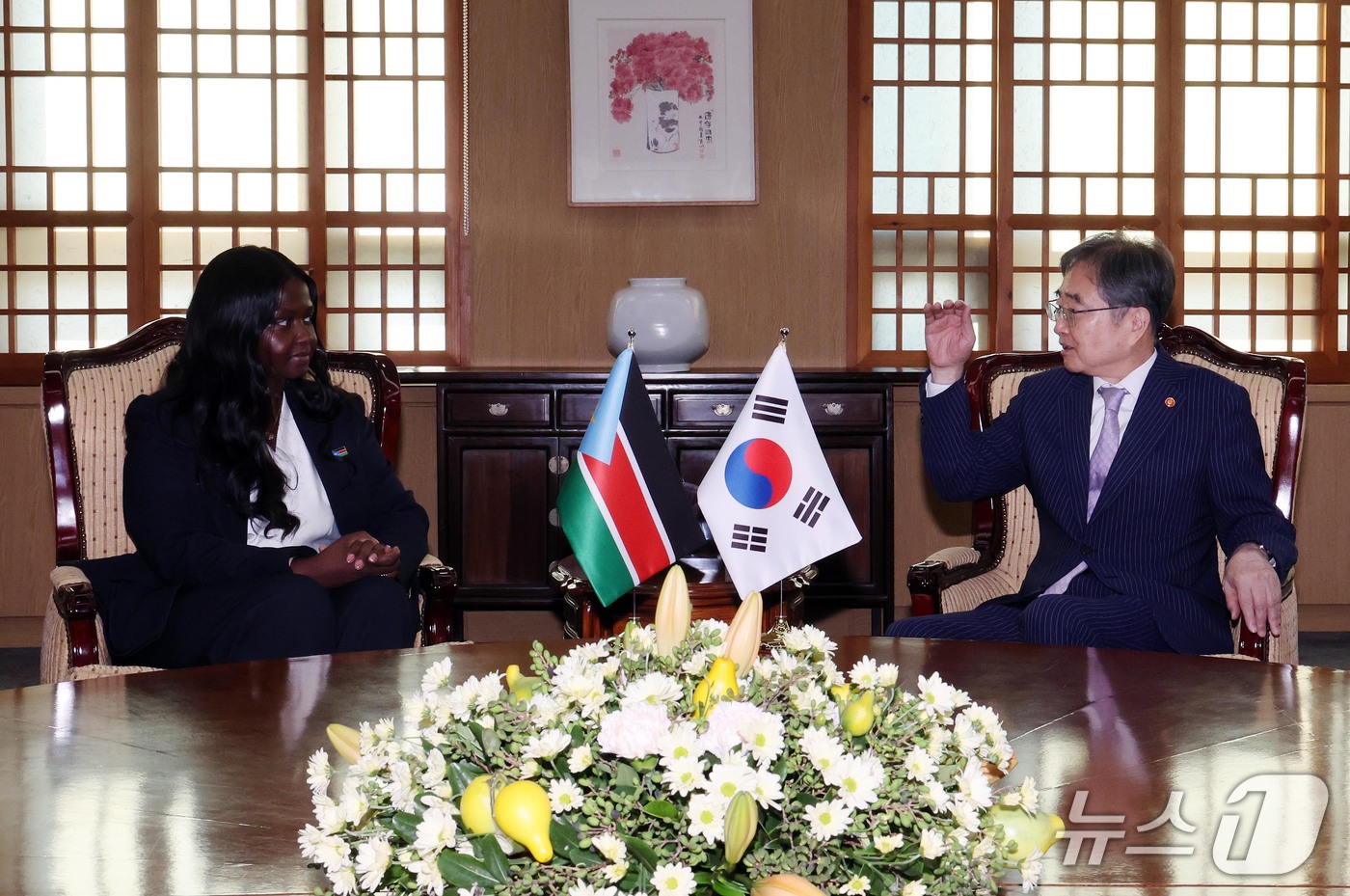 (서울=뉴스1) 이종덕 기자 = 조현 외교부 장관이 14일 서울 종로구 정부서울청사에서 아둣 살바 키르 남수단 대통령 특사를 접견하며 인사말을 하고 있다. 2026.10.14/뉴스 …