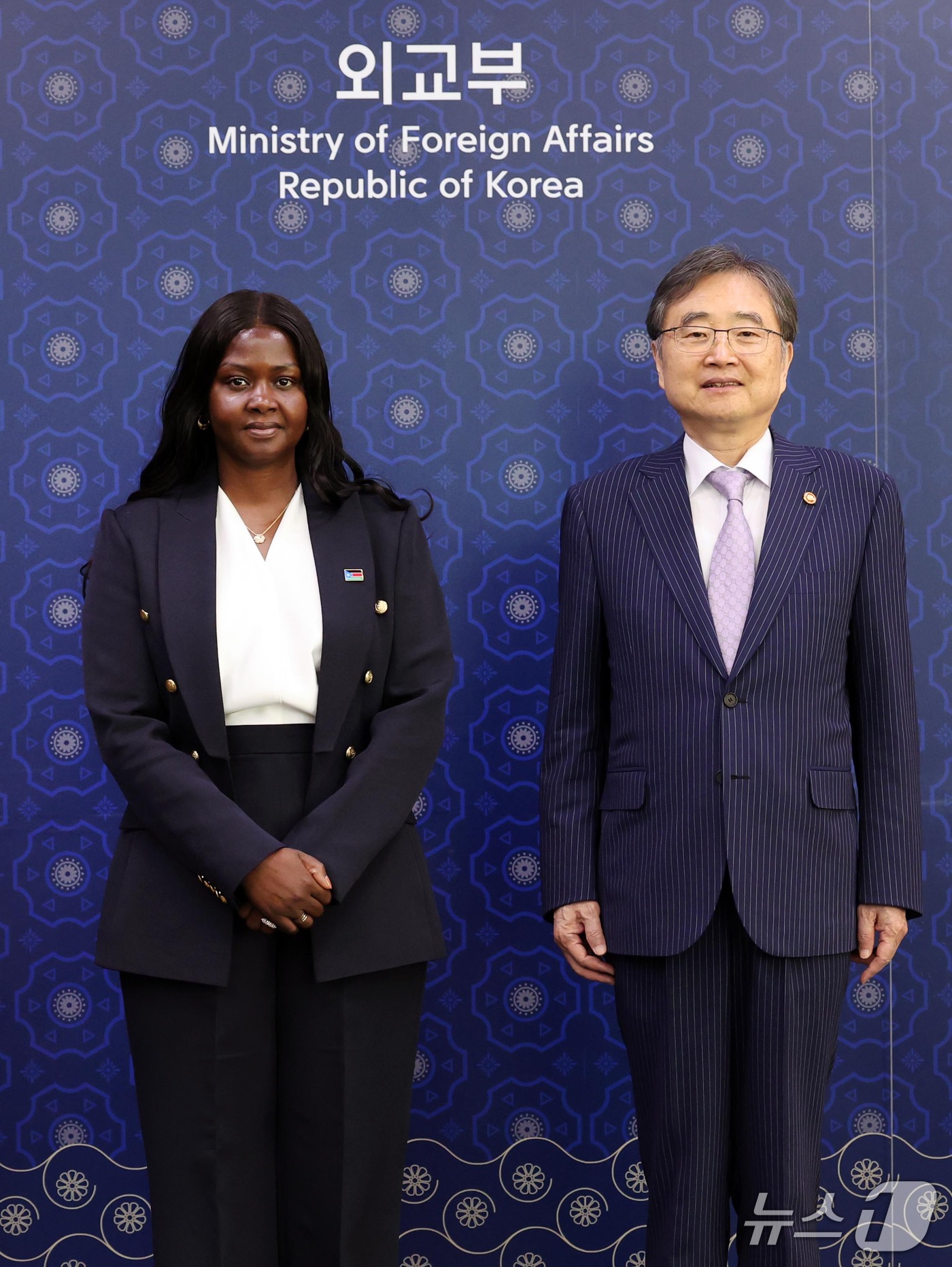 (서울=뉴스1) 이종덕 기자 = 조현 외교부 장관이 14일 서울 종로구 정부서울청사에서 아둣 살바 키르 남수단 대통령 특사를 접견하며 기념촬영 하고 있다. 2026.10.14/뉴스 …